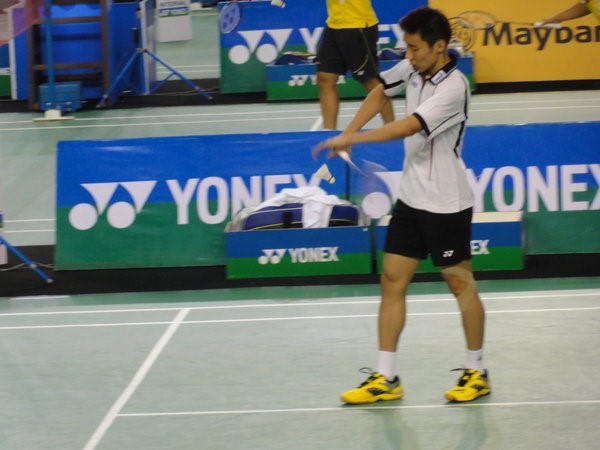 5-simple-steps-to-master-the-badminton-backhand-serve-bg-academy